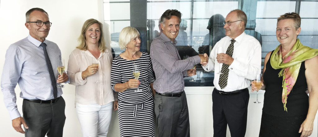 Übernahme geglückt: Die Minol-ZENNER-Gruppe übernimmt das dänische Unternehmen Brunata. Der Vertrag wurde am 8. Juli unterzeichnet (von links nach rechts: Ralf Moysig, Geschäftsführer Minol; Ane Fischer Rasmussen, Brunata; Grethe Fischer Hansen, Brunata; Alexander Lehmann, Geschäfts-führer Minol; Peter Fischer Hansen, Brunata; Eva Fischer Hansen, Vor-standsvorsitzende Brunata)