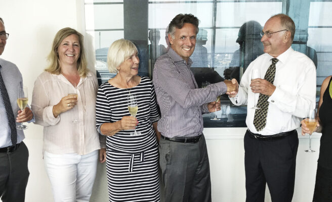 Übernahme geglückt: Die Minol-ZENNER-Gruppe übernimmt das dänische Unternehmen Brunata. Der Vertrag wurde am 8. Juli unterzeichnet (von links nach rechts: Ralf Moysig, Geschäftsführer Minol; Ane Fischer Rasmussen, Brunata; Grethe Fischer Hansen, Brunata; Alexander Lehmann, Geschäfts-führer Minol; Peter Fischer Hansen, Brunata; Eva Fischer Hansen, Vor-standsvorsitzende Brunata)