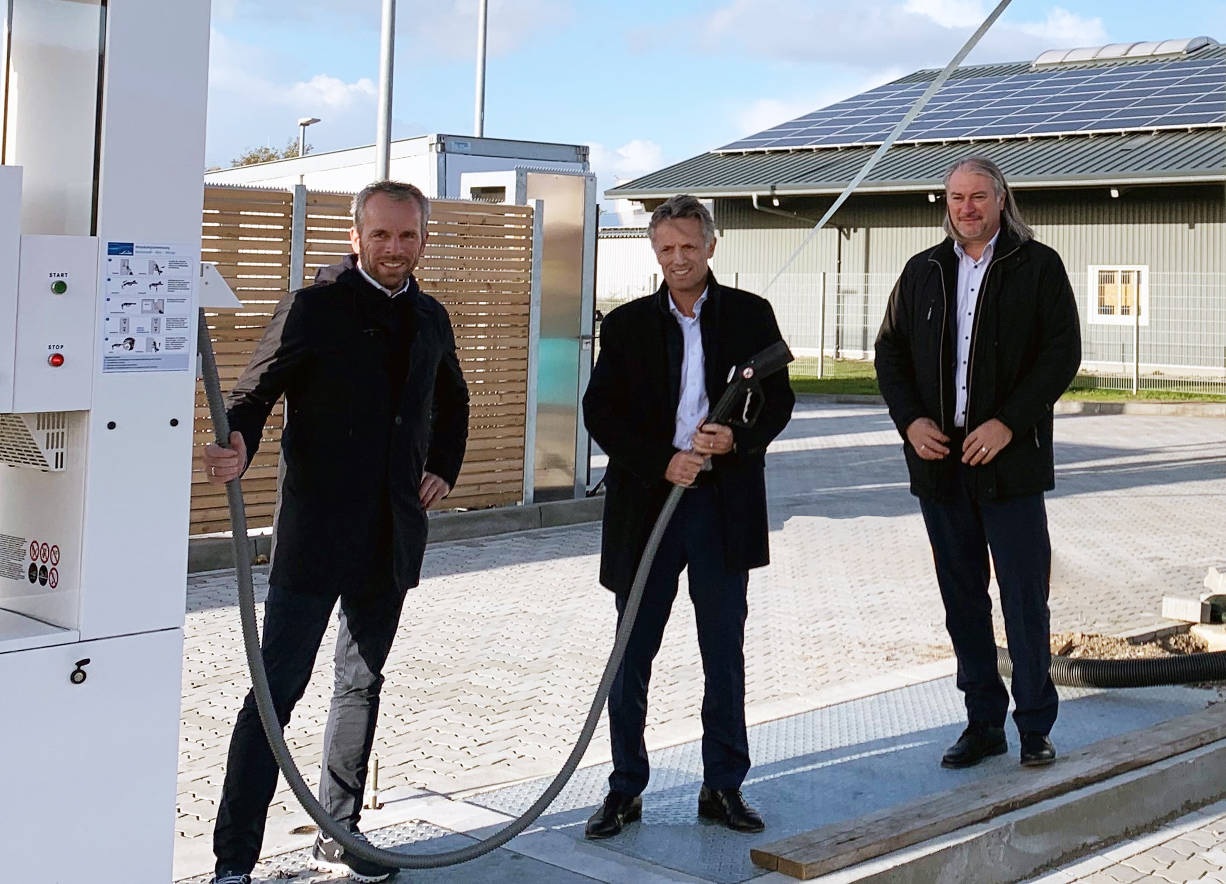 Alexander Lehmann (Mitte), geschäftsführender Gesellschafter der Minol-ZENNER-Gruppe, mit Ove Petersen (links) und Heinrich Gärtner, Gründer von GP JOULE.