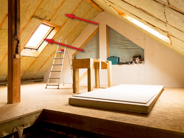 Im Ausbau befindliches Dachgeschoss – Dämmung Dach ersichtlich am Fenster Im Ausbau befindliches Dachgeschoss – Dämmung Dach ersichtlich am Fenster