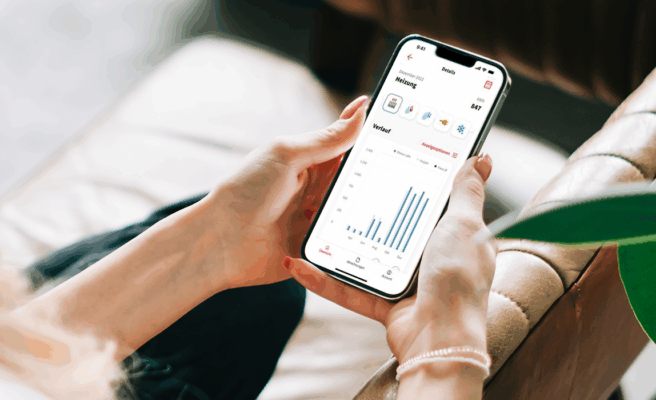 Frau schaut sich auf Smartphone die Minol App an