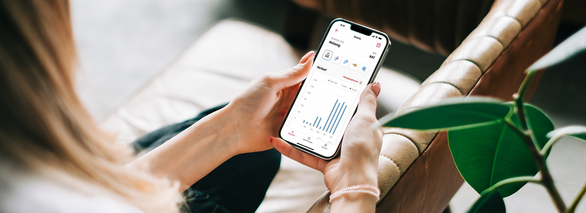 Frau schaut sich auf Smartphone die Minol App an