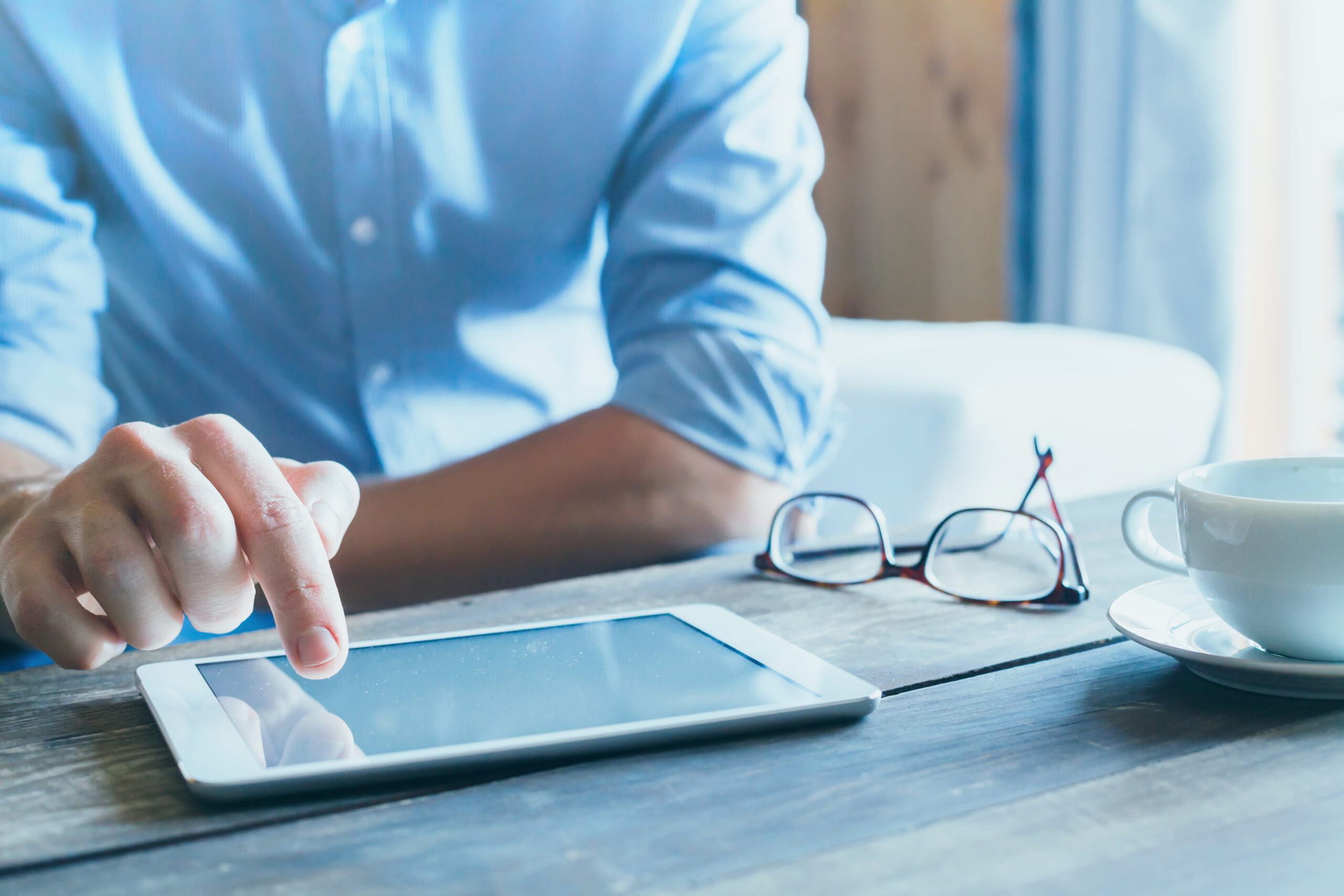 Blog: Mensch tippt auf Tablet