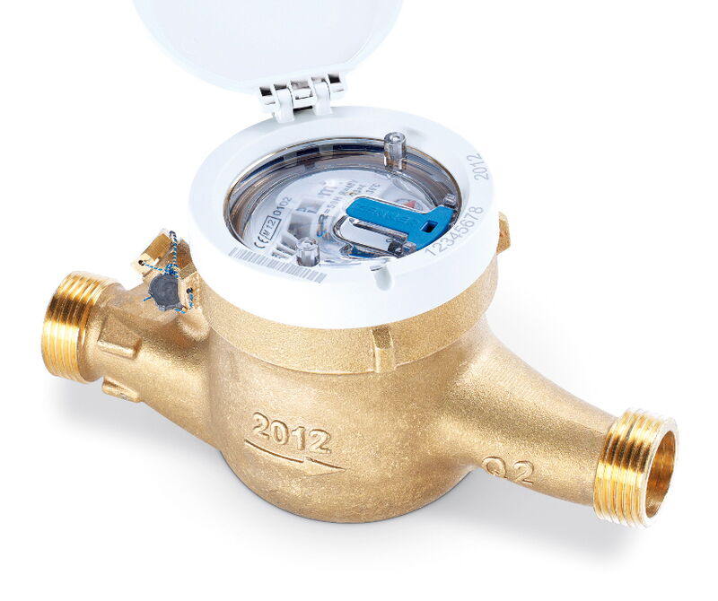 Hauswasserzähler sind genauer, als Wohnungs­wasser­zähler. Es ist aber kaum möglich, diese Geräte in Wohn­ungen zu montieren, weil sie viel zu groß und auch zu teuer für diesen Einsatz­zweck wären.