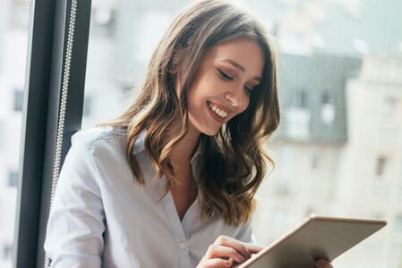 Junge Frau mit Tablet