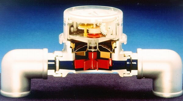 Querschnitt durch einen typischen Wohnungswasserzähler. Hier in der Ausführung als Einstrahlzähler und Trockenläufer (Quelle: Minol).