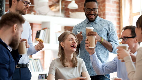 Menschen lachen im Büro