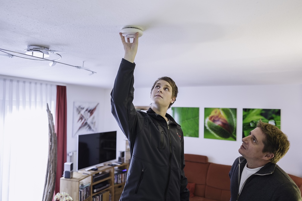 Je nach Bundesland sind Rauchmelder in fast jeder Wohnung Pflicht. Einmal jährlich müssen die Geräte überprüft werden.