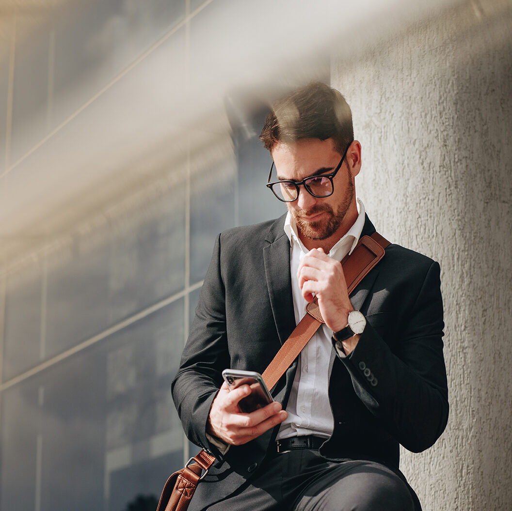 Homme au téléphone portable