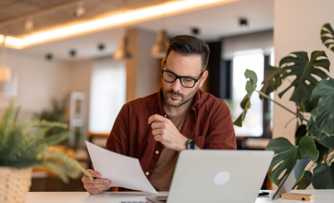 Mann sitzt vor seinem Laptop - Angebotsgenerator