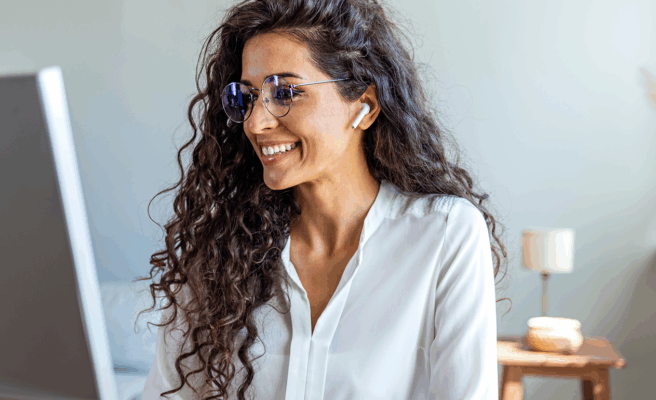 Frau sitzt vor dem PC