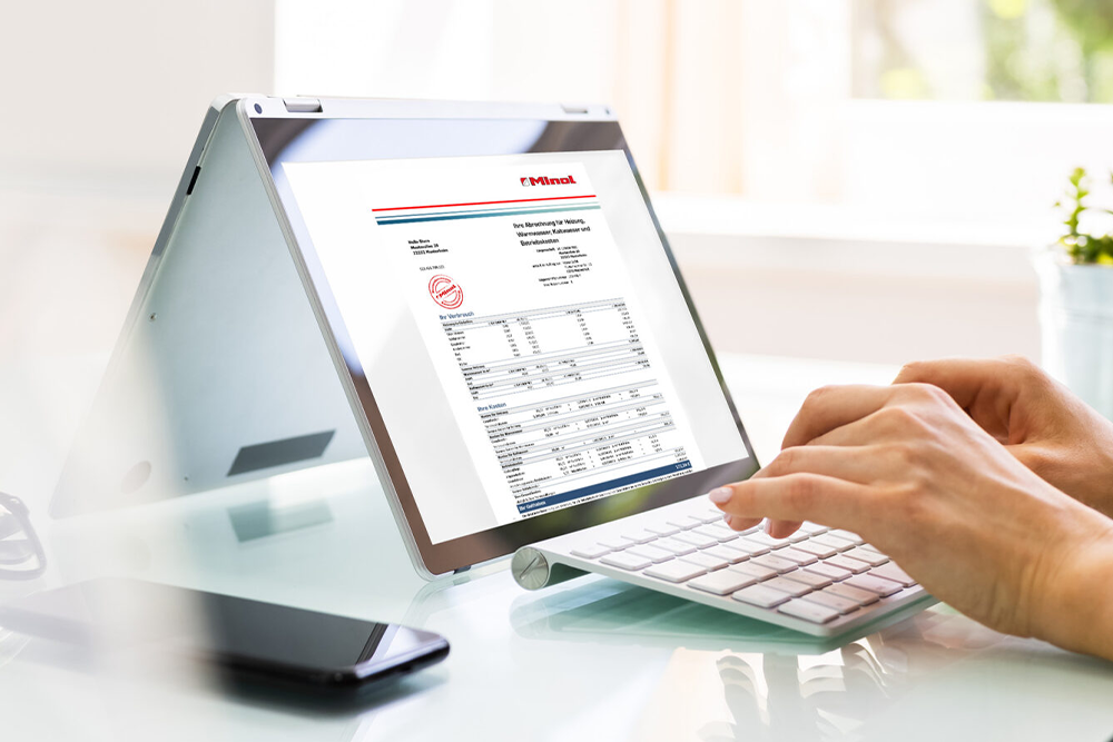 Heizkostenabrechnung von Minol zur Umlegung von CO2-Kosten auf einem Tablet-Bildschirm