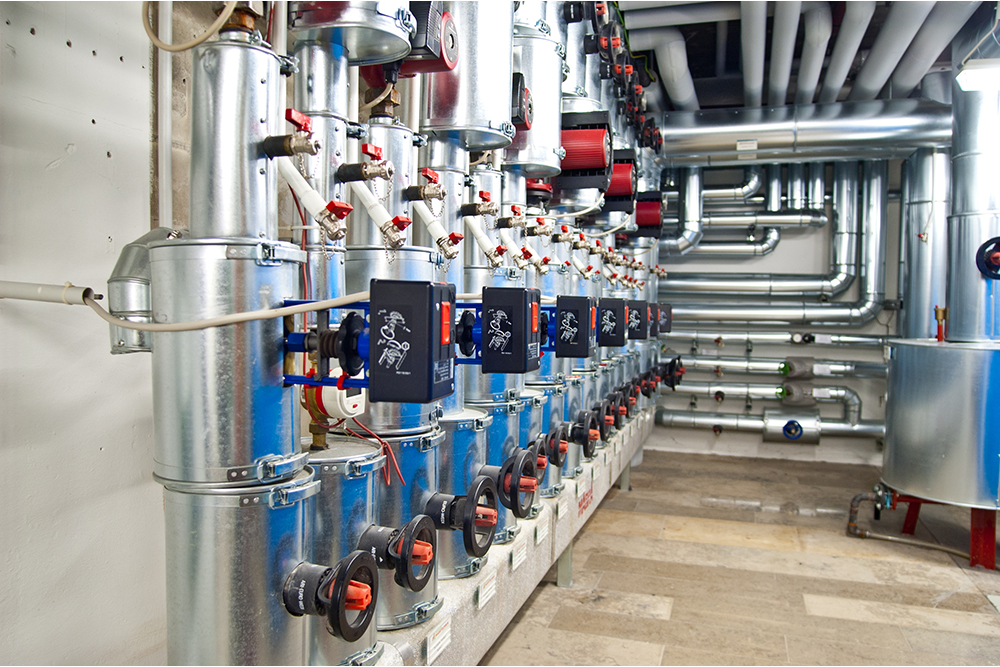 Heizraum mit Messgeräteinstallation