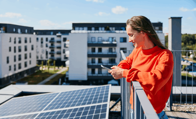 B.One Mieterstrom: Frau sieht auf Solaranlagen