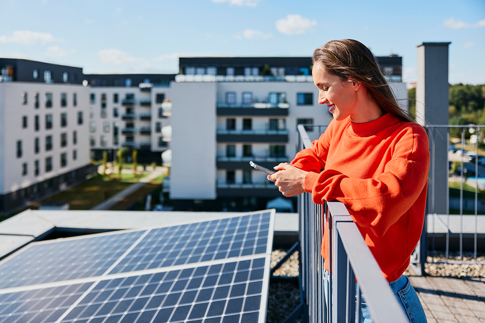 B.One Mieterstrom: Frau sieht auf Solaranlagen